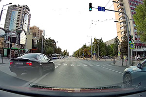 (VIDEO) Întreceri între două BMW-uri, unul pe contrasens, altul pe banda de transport public, surprinse în centrul Chişinăului