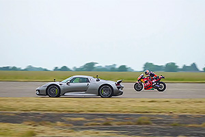 (VIDEO) Duel între Porsche 918 Spyder, cel mai puternic model al mărcii, şi o motocicletă din MotoGP