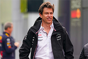 Toto Wolff, şeful echipei Mercedes din Formula 1, spune că-n acest an campionatul e plictisitor din cauza dominaţiei echipelor Ferrari şi Red Bull