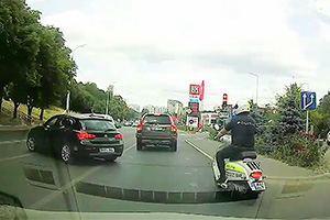 (VIDEO) Un poliţist cu Vespa din Chişinău îi livrează o pedeapsă imediată unui şofer de BMW pe Albişoara