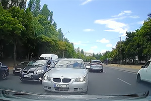 (VIDEO) Lecţie scurtă, dată unui şofer de BMW care circula pe contrasens pe o stradă din Chişinău