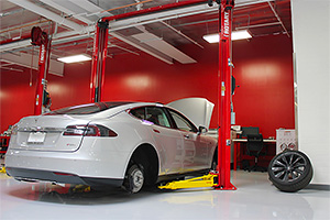 Un service Tesla a dezactivat prin soft o parte din bateria unei maşini cumpărate la mâna a doua în SUA şi a cerut 4500 dolari pentru deblocarea ei