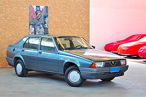 O Alfa Romeo 75, ultimul model cu inginerie veritabilă Alfa, scoasă la vânzare în Italia cu parcurs infim