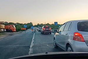(VIDEO) Lecţie dată unui şofer, care ar fi intrat la roşu pe singura bandă semaforizată de pe podul de la Budeşti, aflat în reparaţie