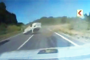 (VIDEO) O maşină s-a răsturnat pe traseul Chişinău-Leuşeni chiar în faţa unui echipaj de poliţie