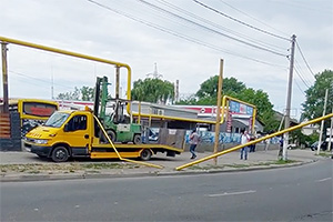 Un şofer de camion cu platformă, pe care transporta un mic excavator, n-a ţinut cont de înălţime şi a rupt o ţeavă de gaz la Bălţi