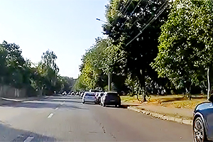 (VIDEO) Două maşini parcate, accidentate pe o stradă din Chişinău de o Toyota Prius, din cauza distragerii la volan