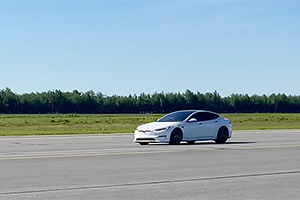 (VIDEO) Câţiva IT-işti din Canada au modificat câteva linii de cod la Tesla Model S Plaid şi au atins aproape 350 km/h cu ea