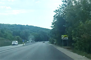 (VIDEO) Indicator de limită de viteză, acoperit de copaci la ieşirea din Vatra, capcană pentru radarele poliţiei
