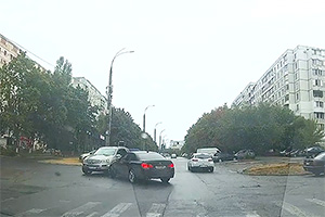 (VIDEO) Accident între un BMW cu volan pe dreapta şi un Mercedes cu sistem ABS aparent nefuncţional, surprins în Chişinău