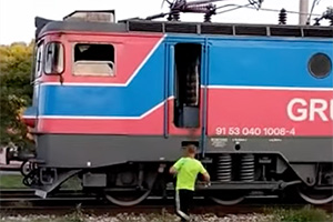 (VIDEO) Un tren din România a staţionat la trecerea cu barieră, ţinând tot traficul blocat, pentru ca mecanicul să-şi cumpere ceva de la magazin