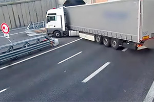 (VIDEO) Întoarcere cu camionul pe o autostradă în Italia a unui şofer din Europa de Est şi a şefului său, pedepsită dur de poliţie