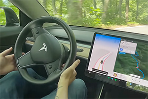 (VIDEO) Sistemul de condus autonom Tesla, pus în încurcătură de serpentinele unui drum de munte