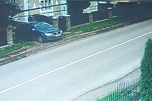 (VIDEO) O şoferiţă cu un VW Passat a provocat deraierea mocăniţei la Moldoviţa, în România