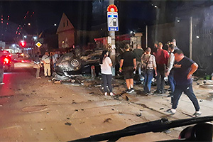 Grav accident astă noapte pe şoseaua Munceşti din Chişinău, cu un VW Passat răsturnat şi trei oameni la bord