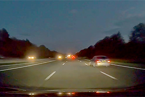 (VIDEO) Manevre în trafic ale unor şoferi de BMW şi Mercedes, care ar fi putut duce la un accident cu victime astă-noapte lângă Stăuceni