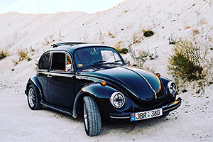 Acesta un VW Beetle 1302S, restaurat în Moldova de un pasionat stabilit în afara ţării, care vrea să ajungă la 12 maşini în colecţia sa