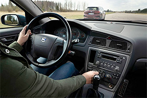 Un studiu din Suedia relevă că butoanele dintr-un Volvo de acum 17 ani sunt mai uşor de folosit decât display-urile moderne