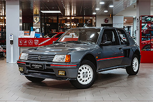 Un Peugeot 205 Turbo 16 legendar, cu motor amplasat median, creat pentru a concura cu Renault R5 Turbo, scos la vânzare în Italia