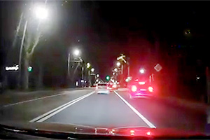 (VIDEO) Un accident cu vinovat discutabil, produs în Chişinău, cu unul din şoferi mergând cu viteză pe banda dedicată transportului public