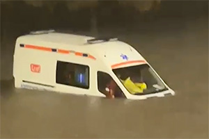 (VIDEO) O ambulanţă, blocată în apa adunată pe strada Albişoara din Chişinău, în urma furtunii de astă seară