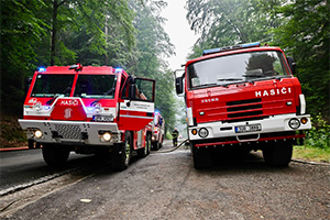 Camioanele Tatra, clasice şi actuale, luptă acum în Cehia alături de pompieri în cel mai puternic incendiu forestier, în rezervaţia Elveţia boemă
