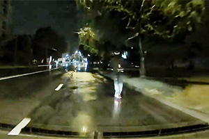 (VIDEO) Un conducător de trotinetă electrică, pe timp de ploaie nocturnă în Chişinău, e aproape invizibil în trafic