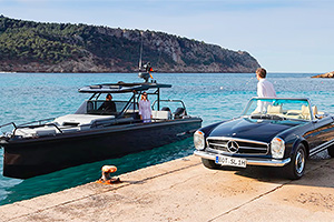 (VIDEO) Viaţă în stil Brabus, cu un Mercedes clasic până la ţărm, apoi cu un iaht de 900 CP pe apă