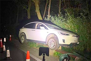 Un şofer de Tesla din China ar fi lăsat autopilotul să conducă în locul lui, pentru că era băut, dar maşina a făcut accident