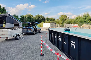 (VIDEO) Tesla a inaugurat o piscină la una din staţiile sale de încărcare din Germania, pentru a face aşteptările mai uşoare