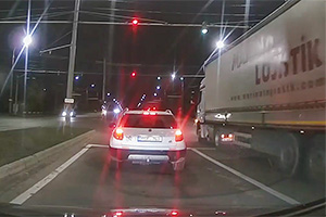 (VIDEO) Atenţia unui şofer de camion şi viteza moderată l-au ajutat să evite un accident din cauza unui pieton în Chişinău, pe timp de noapte