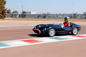 (VIDEO) Aceasta e o maşinuţă electrică pentru copii, cu emblemă Ferrari pe ea, ce poate atinge 80 km/h şi costă cât un S-Class nou