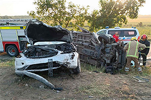 Şoferul unui Ford, care a provocat un accident grav la Puhoi, a fugit lăsând fără ajutor oamenii din cealaltă maşină
