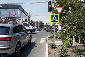 (VIDEO) Un semafor capcană din oraşul Comrat îi induce în eroare pe şoferi să treacă la roşu, iar poliţia e adeseori în preajmă pentru amenzi