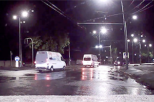 (VIDEO) Un şofer de microbuz din Chişinău reuşeşte să oprească vehiculul său dintr-un derapaj nocturn bizar pe asfalt ud