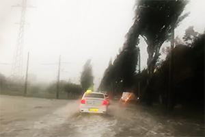 Furtuni cu grindină astă seară în Chişinău cu şuvoaie de apă pe străzi şi maşini blocate sau distruse