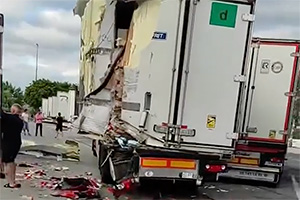 (VIDEO) Un şofer de camion cu probleme de sănătate a accidentat alte 4 camioane într-o parcare din Franţa