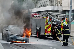 (VIDEO) Pompierii din Chişinău au stins în doar 1 minut şi 20 de secunde flăcările unui automobil care luase foc în centrul capitalei