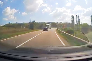 (VIDEO) Un şofer din România, la centimetri de un accident frontal cu un camion, din cauza folosirii telefonului mobil în timpul condusului