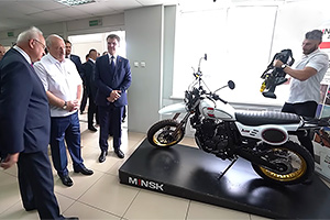 (VIDEO) Liderul din Belarus, revoltat de faptul că noua motocicletă Minsk are doar componente din China, iar aceasta s-a dovedit a fi o clonă