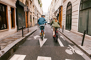 Franţa îşi va plăti cetăţenii cu până la 4.000 euro pentru a trece de la maşini la biciclete electrice