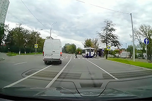 (VIDEO) Un şofer de Mercedes Sprinter din Chişinău e atât de grăbit, încât e gata să iasă pe contrasens în viteză, doar să nu oprească la o trecere de pietoni
