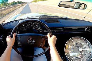 (VIDEO) Cum sună şi cum merge un Mercedes W115 din 1975, galopând pe autostrăzile fără limită de viteză din Germania în zilele noastre