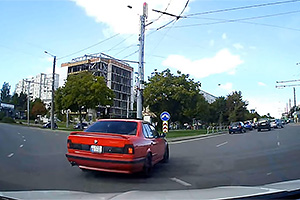 (VIDEO) Încă un BMW Seria 5 E34 roşu, surprins în manevre la limita unui accident în Chişinău