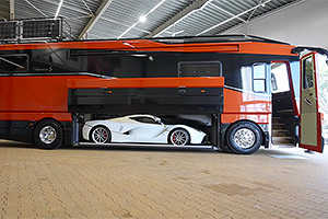 (VIDEO) Cum arată un autobuz de 2 milioane de euro din Germania, în rol de casă pe roţi, cu un garaj pentru un Ferrari