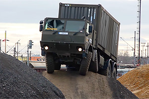 (VIDEO) Cum înaintează un camion militar Tatra 815-7 cu tracţiune 8x8 la teste de poligon în Cehia