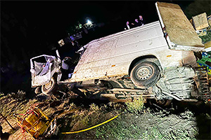 Doi oameni, încarceraţi în urma unui accident al unui Mercedes Sprinter cu un tractor, pe timp de noapte, pe un traseu din Moldova