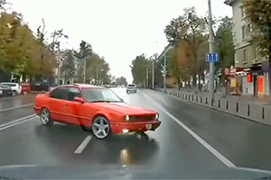(VIDEO) Manevrele nereuşite de drift ale unui BMW din Chişinău, pe timp de ploaie, l-au debusolat
