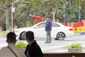 (VIDEO) Un şofer cu un Mercedes a intrat pe un havuz dintr-un parc din Chişinău, deteriorându-l