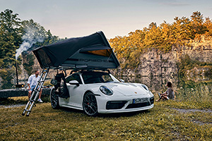 Porsche a transformat 911 într-o maşină de escapade în afara asfaltului, cu un cort de dormit